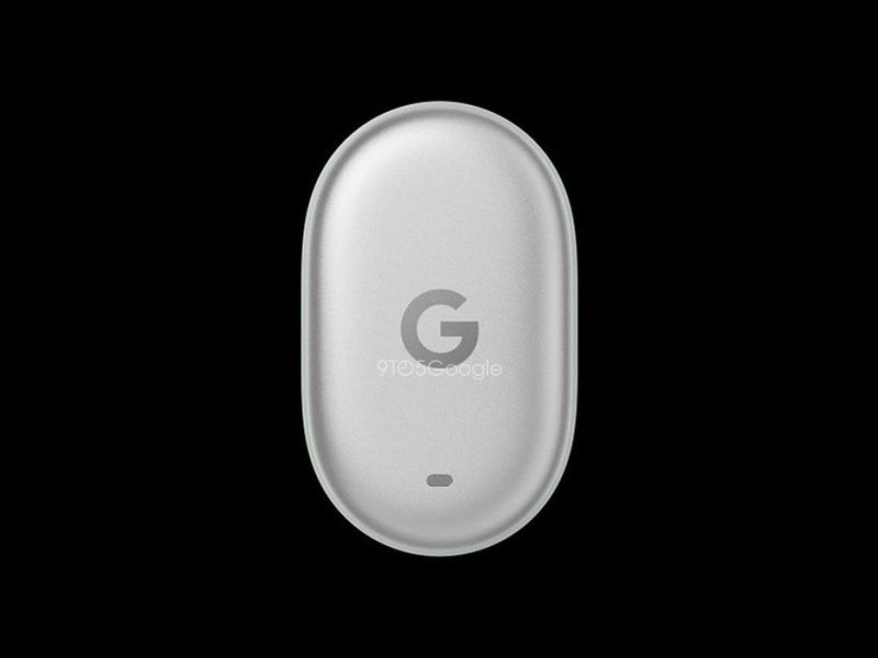 Kiszivárgott kép egy kapszula alakú, G-logós Google Pixel Tag tárgykövetőről sötét háttéren.