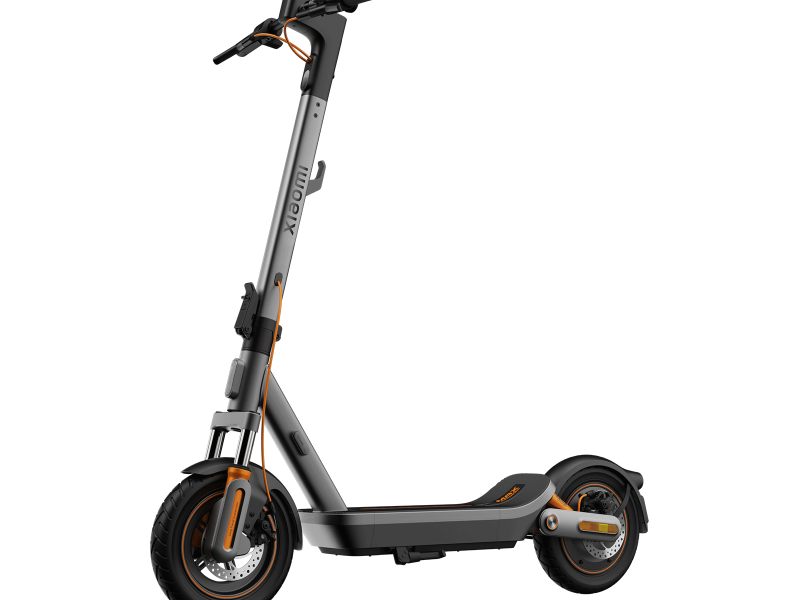 Xiaomi Electric Scooter 6 Max oldalnézetből, fehér háttér előtt.