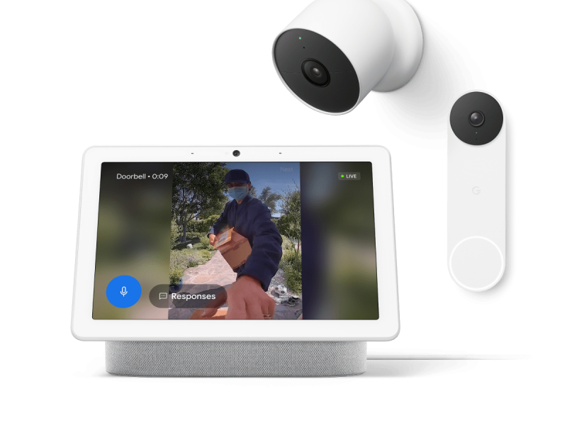 Nest Cam, Nest Doorbell és Nest Hub egy hivatalos Google-termékképen, kameraképpel a kijelzőn.