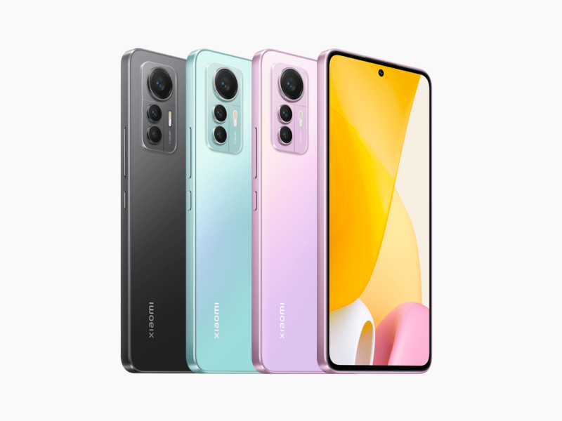 Xiaomi 12 Lite telefonok több színben, elöl- és hátulnézetben.