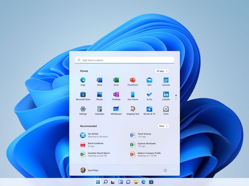 Windows 11 asztal és Start menü kék háttérrel.