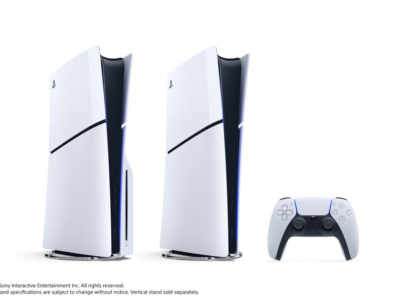 PlayStation 5 konzolok és DualSense kontroller fehér háttéren.