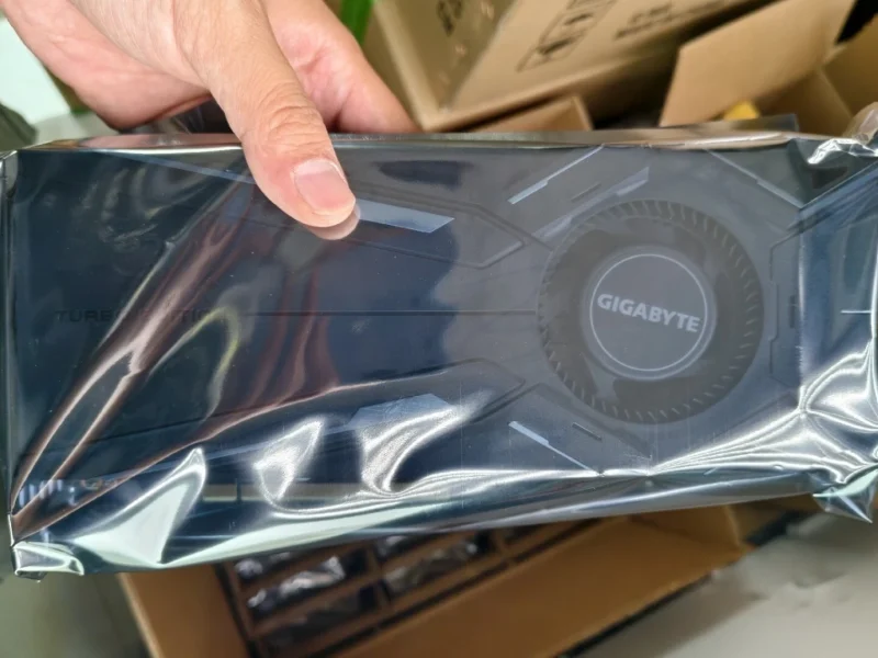 Gigabyte blower hűtős RTX 2080 Ti kártya antistatikus tasakban, eBay-hirdetésből származó fotón.