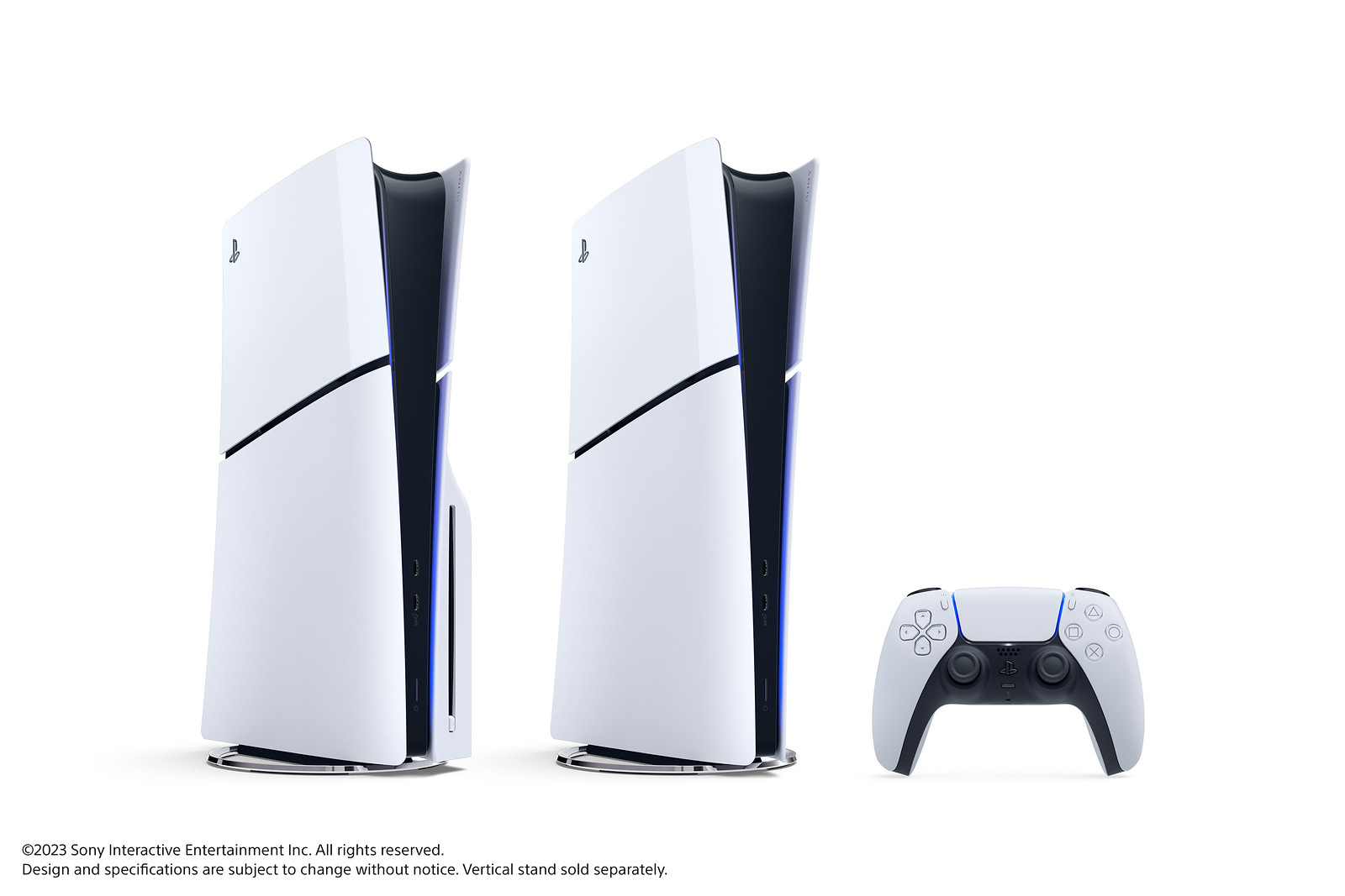 PlayStation 5 konzolok és DualSense kontroller fehér háttéren.