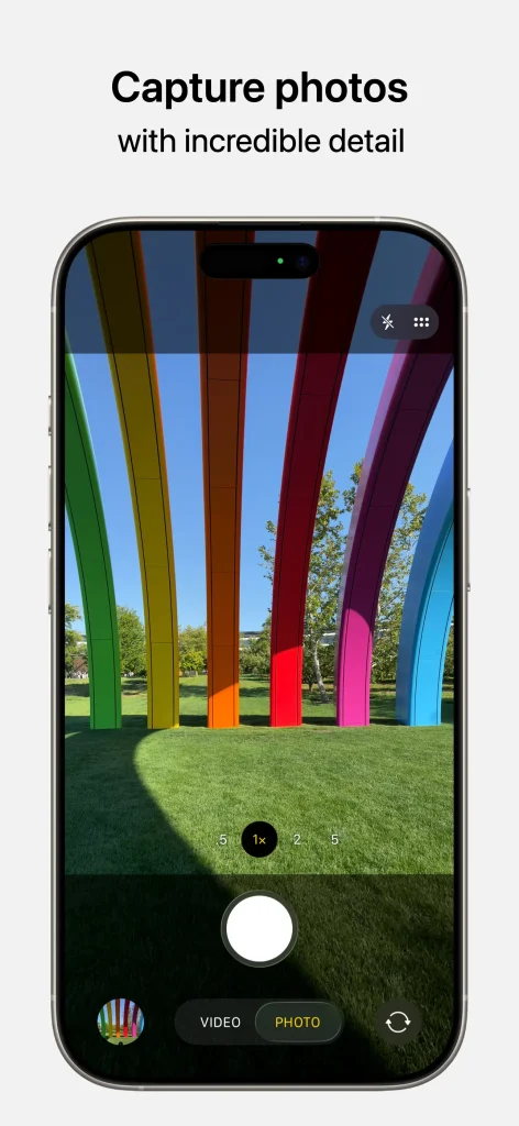 iPhone képernyőjén az Apple Kamera app hivatalos felülete látszik fotó módban.