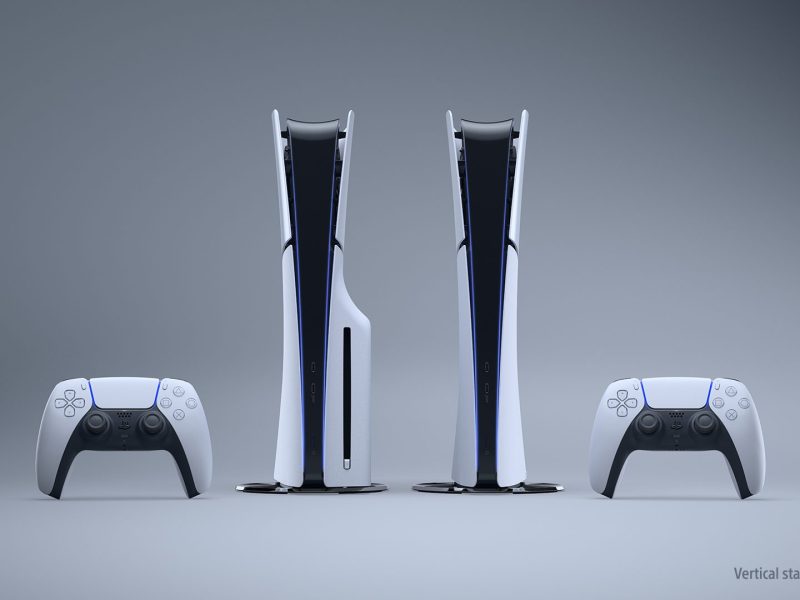 Lemezes PlayStation 5 és PlayStation 5 Digital Edition két DualSense kontrollerrel szürke háttér előtt.