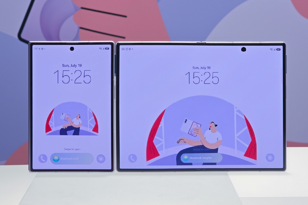 Samsung Galaxy Z Fold8 nyitott belső kijelzővel és mellette összehajtott állapotban.
