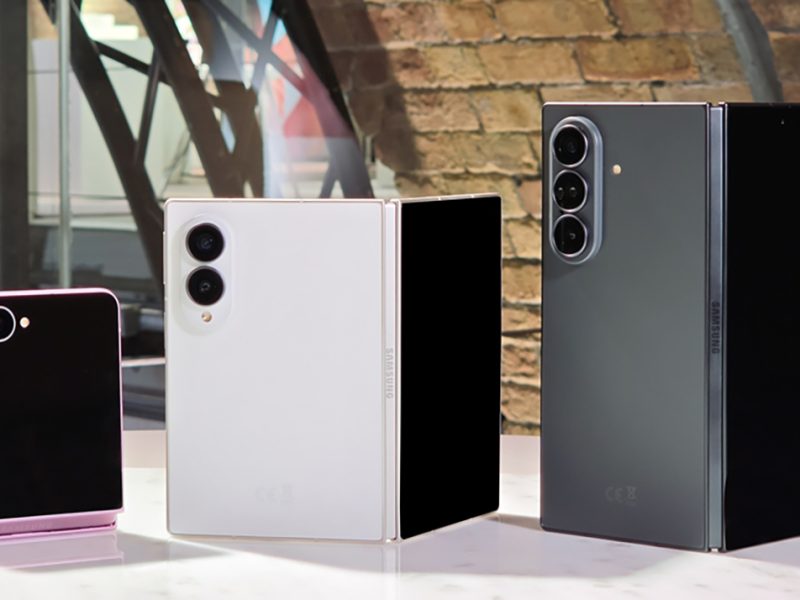 Galaxy Z Flip8, Galaxy Z Fold8 és Galaxy Z Fold8 Ultra egymás mellett egy bemutatóasztalon.