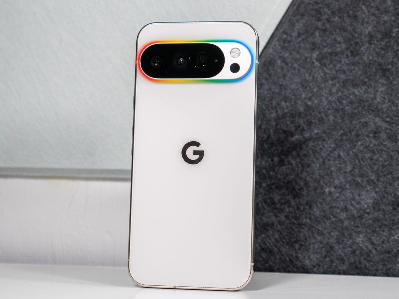 Pixel 11 Pro előzeteskép hátlapi kamerasávval és színes fényjelzéssel.