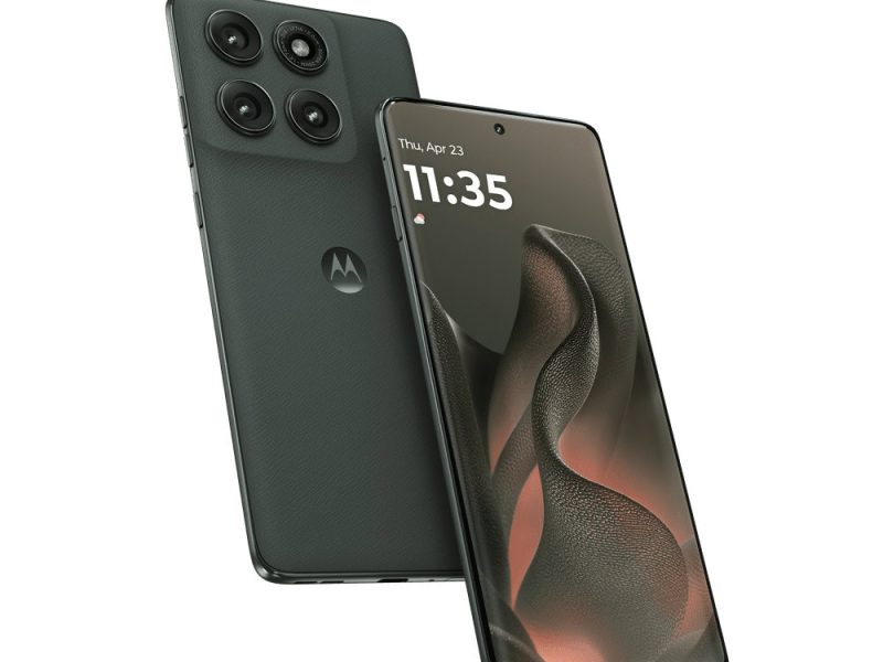 Motorola Edge 2025 zöld színű gyártói termékrenderen, elölről és hátulról látható készülékkel.