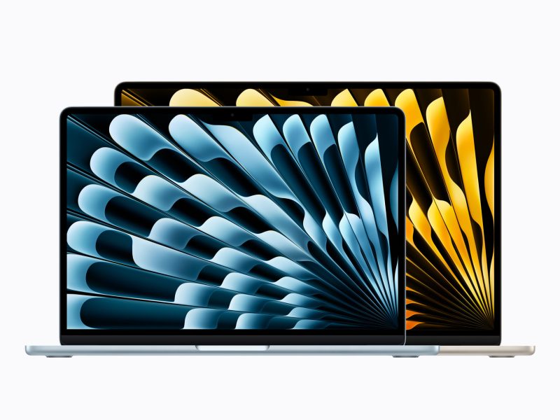 Két MacBook Air M5 laptop egymás előtt, egy 13 hüvelykes kék és egy 15 hüvelykes starlight változatban.