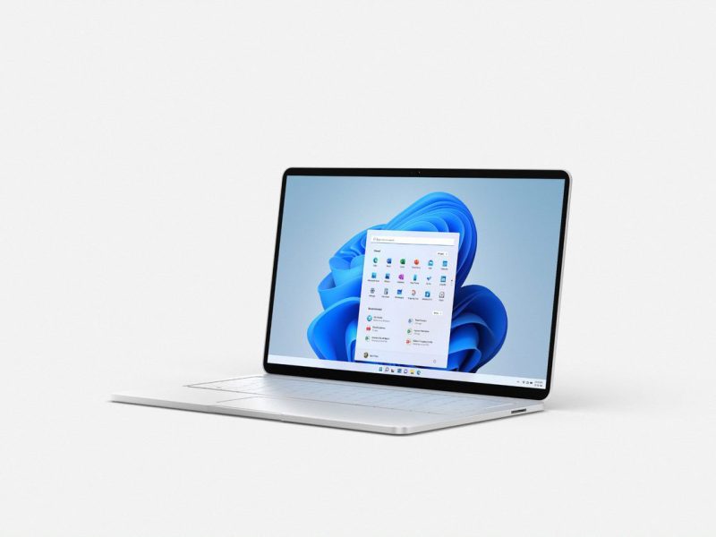 Windows 11-et futtató laptop a Start menüvel a képernyőn.