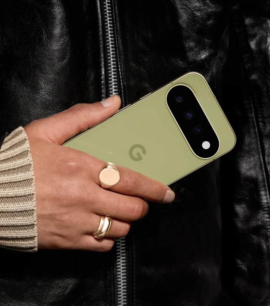 Google Pixel 11 hátoldala Pistachio színben, látható háromkamerás modullal.