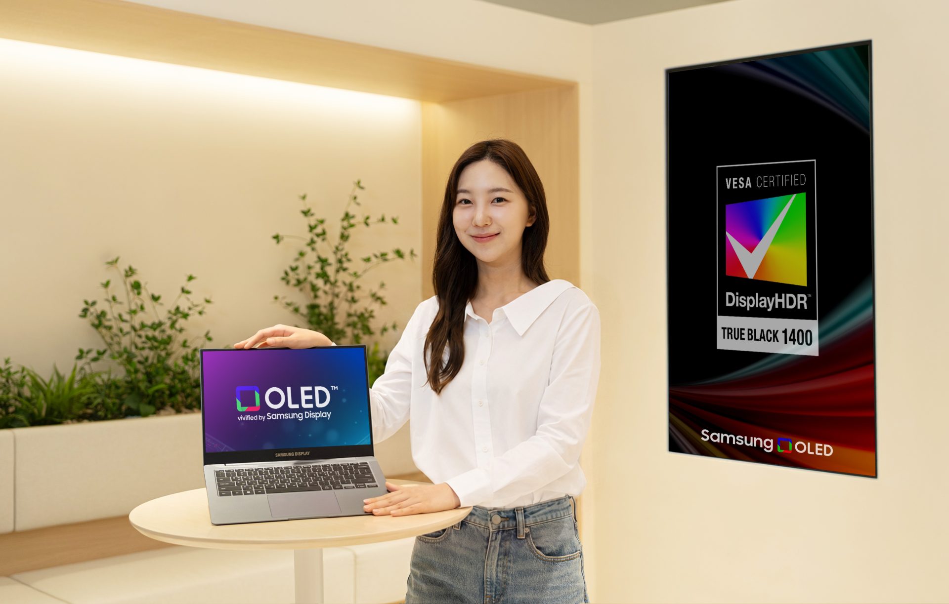Samsung Display OLED feliratú laptop és DisplayHDR True Black 1400 jelzés egy bemutatófotón.