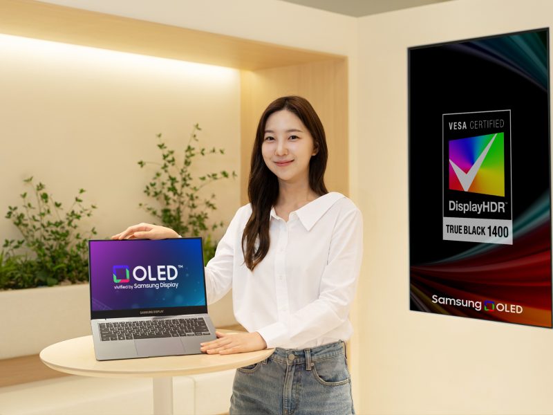 Samsung Display OLED feliratú laptop és DisplayHDR True Black 1400 jelzés egy bemutatófotón.