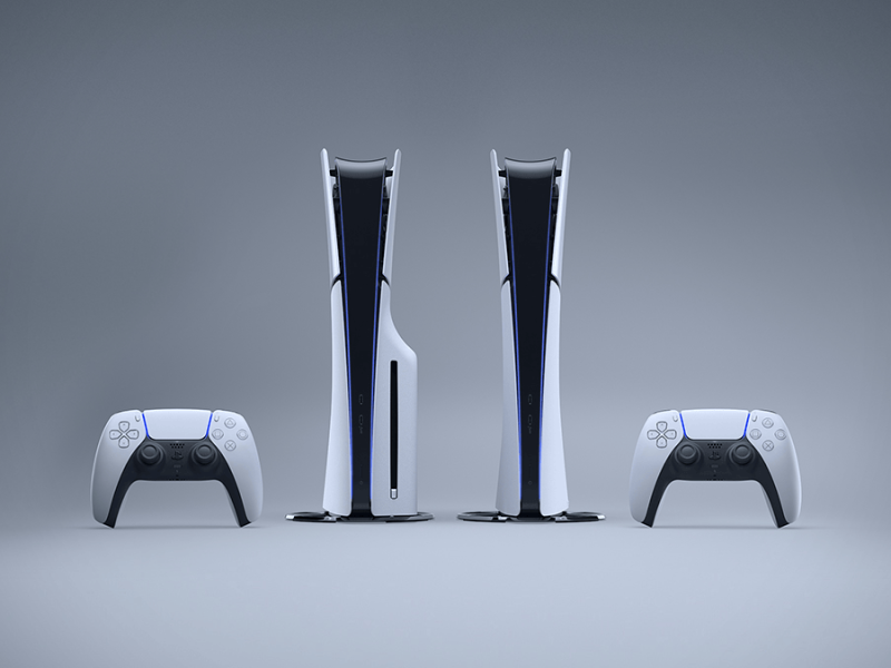 Két PlayStation 5 konzol és két DualSense kontroller szürke háttér előtt.