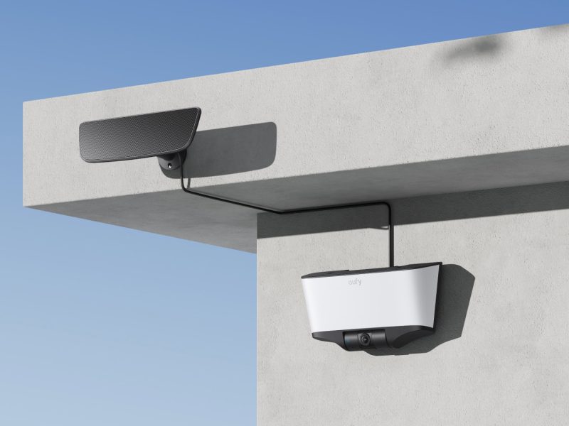 A eufy Wall Light Cam S4 kültéri fali kamerás lámpa külön elhelyezett napelempanellel.