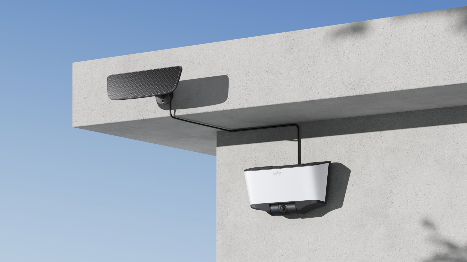 A eufy Wall Light Cam S4 kültéri fali kamerás lámpa külön elhelyezett napelempanellel.