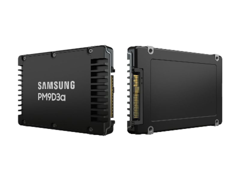 Samsung PM9D3a server SSD két nézetben fehér háttéren.