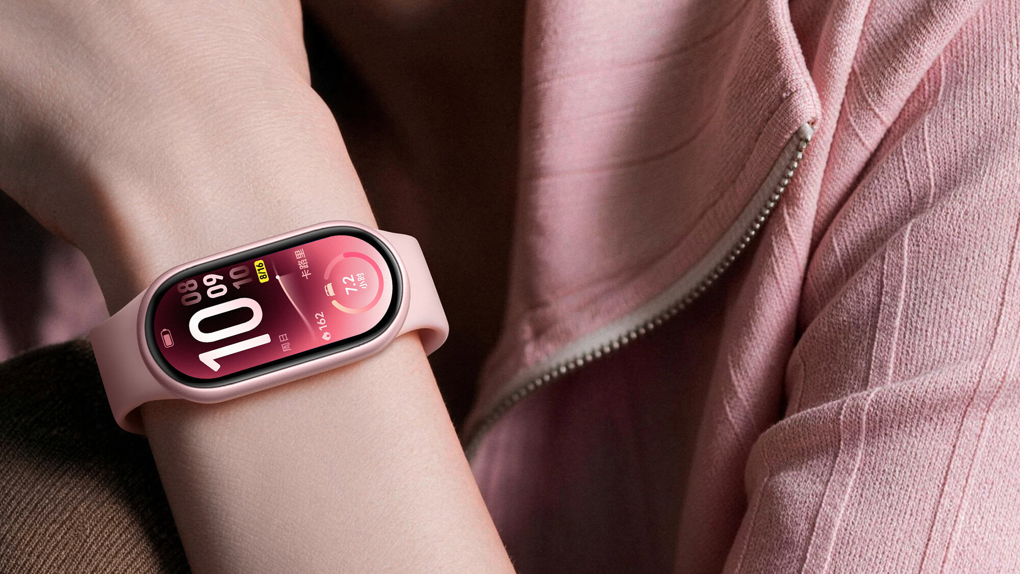 Rózsaszín Xiaomi Smart Band 11 csuklón, bekapcsolt AMOLED kijelzővel.