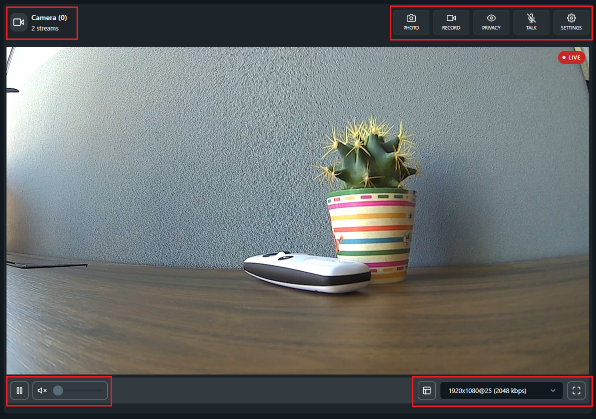 A Shelly Camera helyi webes kezelőfelületének Full HD élőképe vezérlőgombokkal.