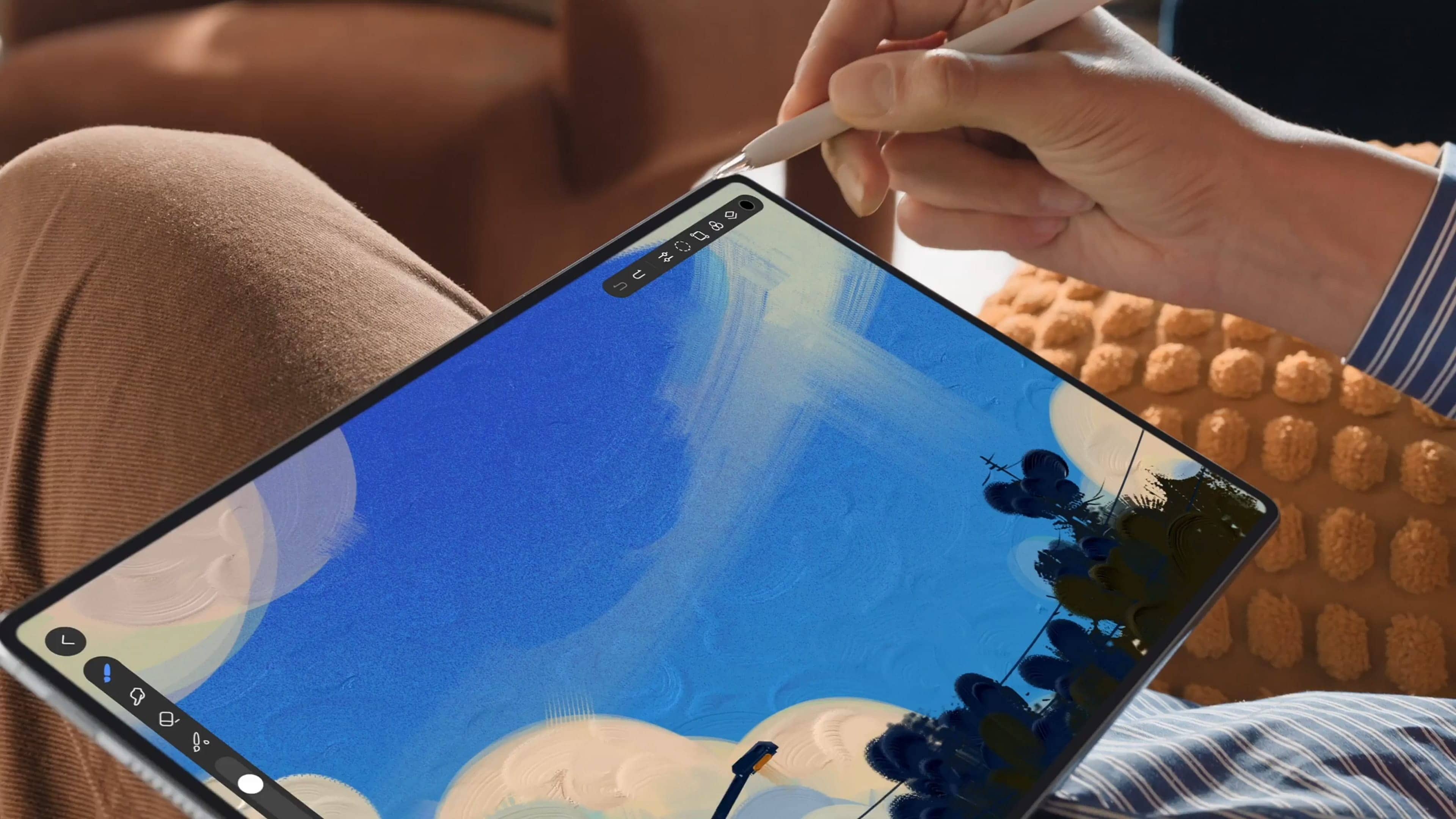 Kéz M-Pencil Pro tollal rajzol a Huawei MatePad Pro 12 GoPaint alkalmazásában.