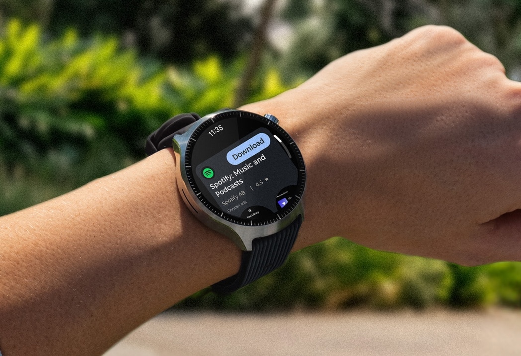 Moto Watch Ultra egy csuklón, a kijelzőn egy alkalmazás letöltési oldalával.