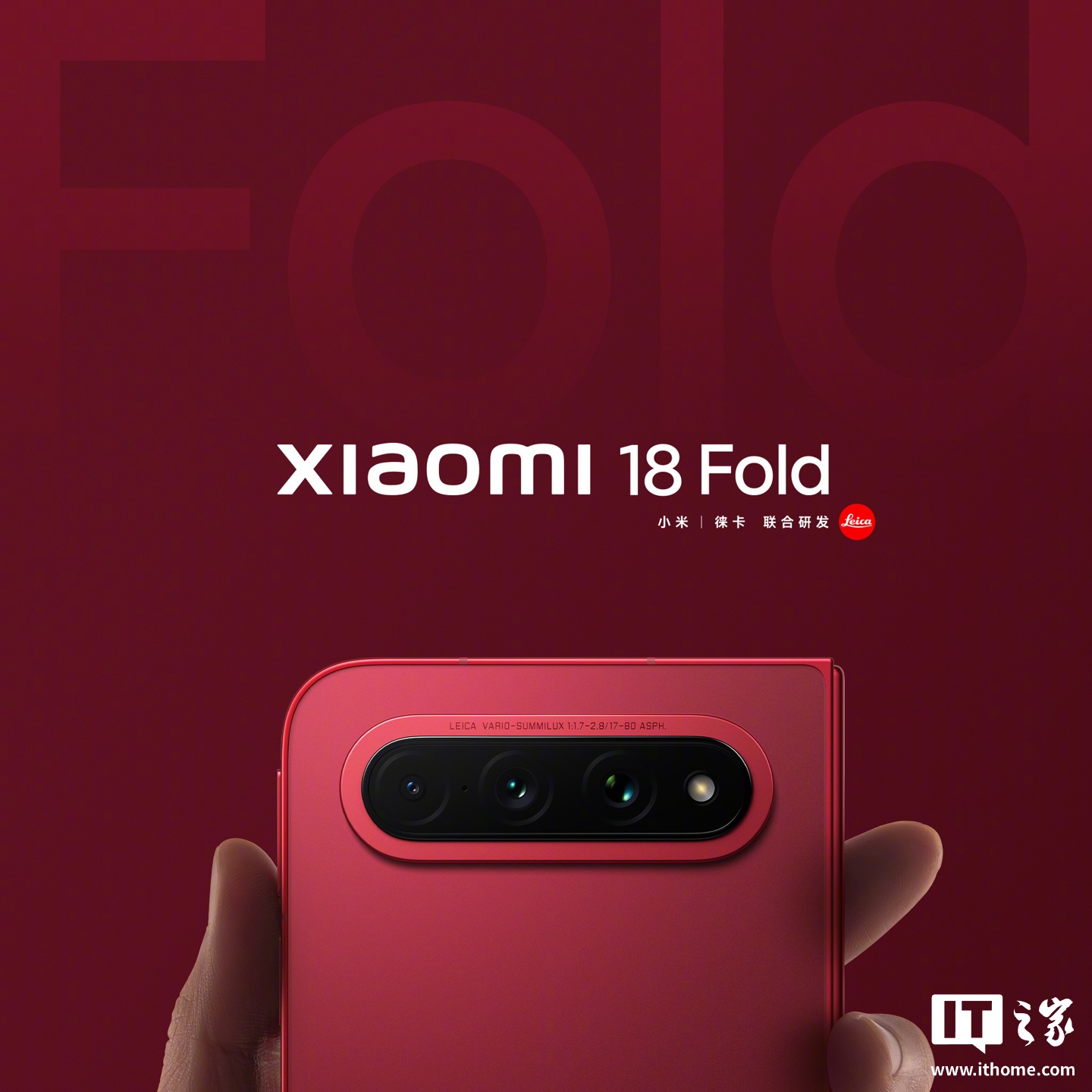 A piros Xiaomi 18 Fold vízszintes hátlapi kamerasávja három kamerával, LED-vakuval és Leica-jelöléssel.