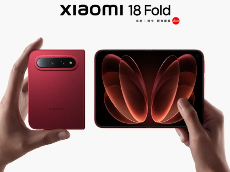 Piros Xiaomi 18 Fold összecsukott hátlappal és kinyitott belső kijelzővel, két kézben tartva.