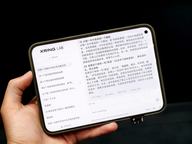 A Xiaomi 18 Foldnak tulajdonított széles, nyitott hajlítható prototípus a belső kijelzővel.