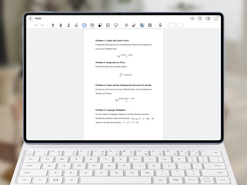 Huawei MatePad Pro 12 táblagép fehér Glide Keyboard billentyűzettel, szemből.