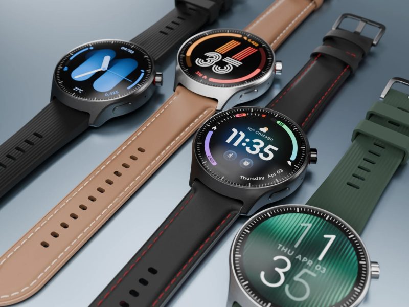 Négy Moto Watch Ultra okosóra különböző számlapokkal, szilikon- és bőrszíjakkal.