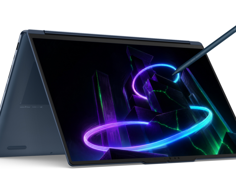 Kék Lenovo Yoga 9n 2-in-1 laptop sátor módban, a kijelző előtt lebegő Yoga Pen Gen 2 tollal.