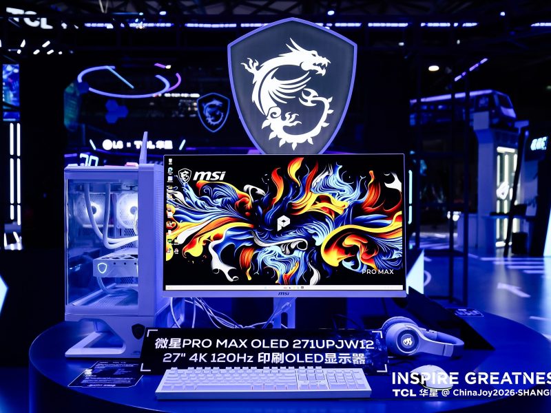 Fehér MSI Pro Max OLED 271UPJW12 monitor a ChinaJoy 2026 egyik kiállítási asztalán.