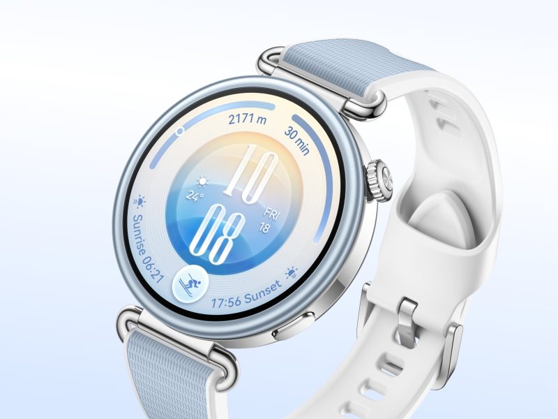 Kék-fehér Huawei Watch GT 7 okosóra közelről, bekapcsolt kijelzővel.