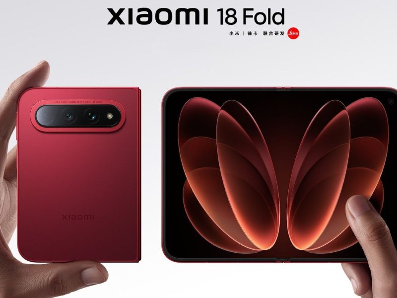 Piros Xiaomi 18 Fold összecsukott hátlappal és mellette teljesen kinyitott belső kijelzővel.