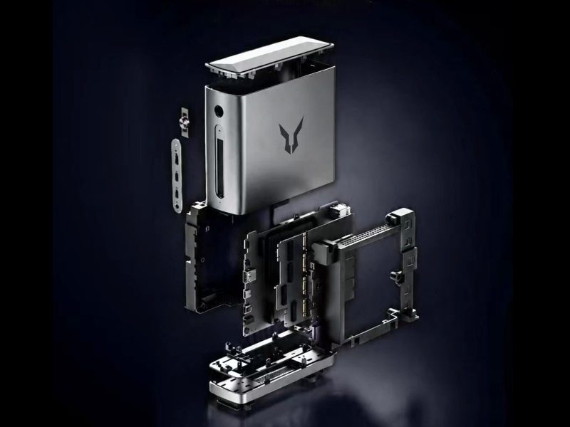 Ezüstszínű Lenovo Bellator mini PC robbantott gyártói látványképe, egymástól elválasztott ház- és belső elemekkel.