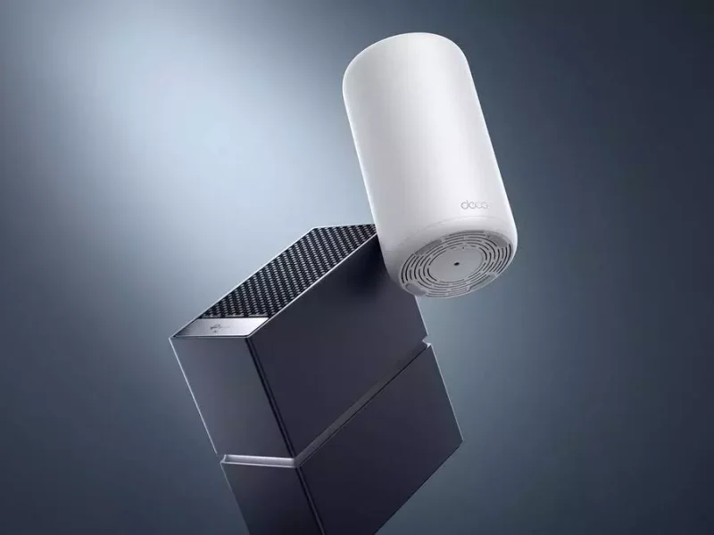 TP-Link Archer 8 Ultra router és fehér Deco 8 Ultra mesh egység sötét háttér előtt.