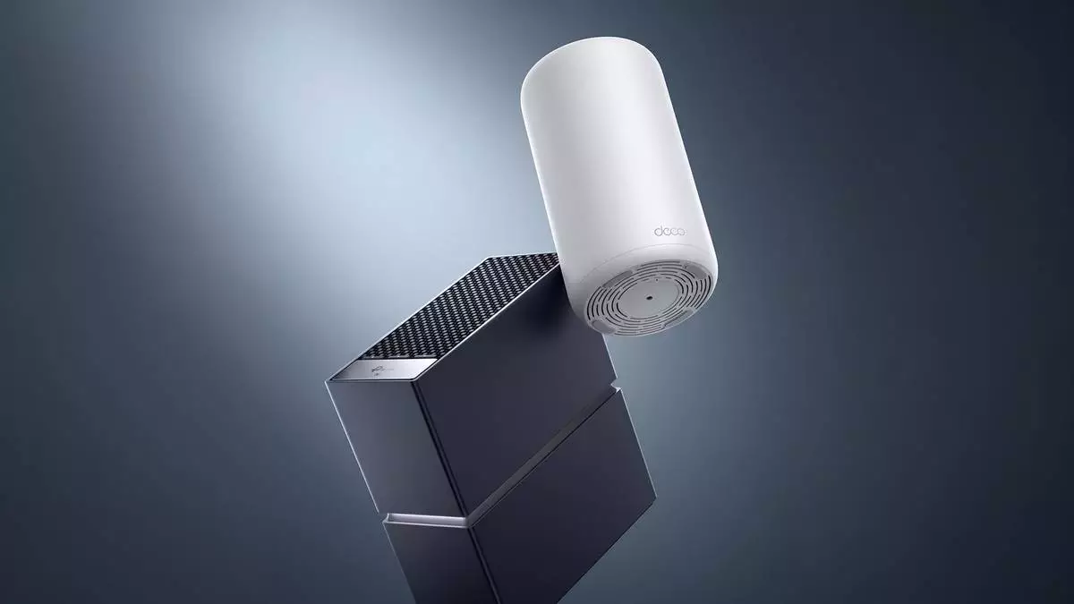 TP-Link Archer 8 Ultra router és fehér Deco 8 Ultra mesh egység sötét háttér előtt.