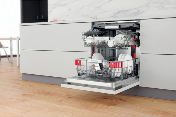 Whirlpool WIO 3O540 PELG a konyhapult alatt, teljesen nyitott ajtóval és kihúzott kosarakkal
